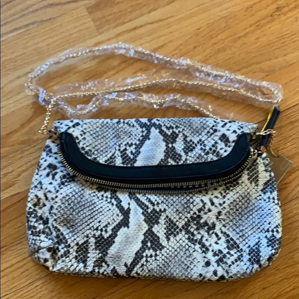Messenger black and white snake print brand new.